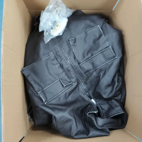 BOX OF APPROXIMATELY 16 ASSORTED CLOTHING ITEMS TO INCLUDE: TIMBERLAND T SHIRT