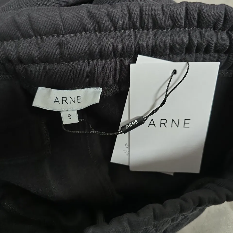 BAGGED ARNE ESSENTIAL STRAIGHT LEG JOGGER – BLACK, SIZE S