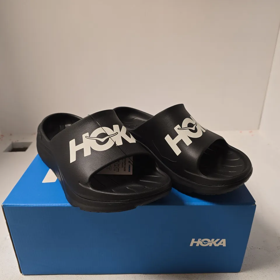 HOKA ATHLETIC SLIDERS BLACK/WHITE UK 6.5 BOXED