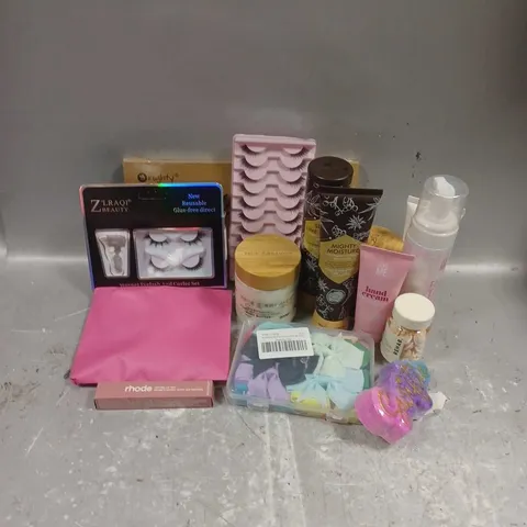 APPROXIMATELY 20 ASSORTED COSMETIC ITEMS TO INCLUDE - RHODE PEPTIDE LIP TINT - FALSE EYELASHES - ESTRID RAZER - ETC