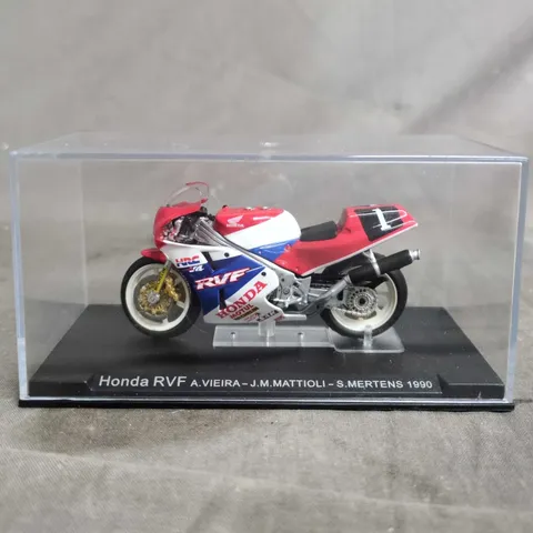 HONDA RVF MINIATURE MOTORCYCLE IN DISPLAY CASE – 1990 EDITION (A. VIEIRA, J.M. MATTIOLI & S. MERTENS)