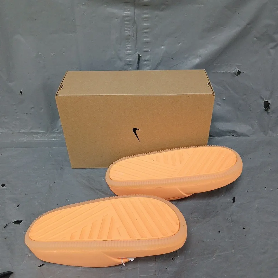 BOXED PAIR OF NIKE WOMENS CALM FLIP FLOP PEACH CREAM UK 5.5