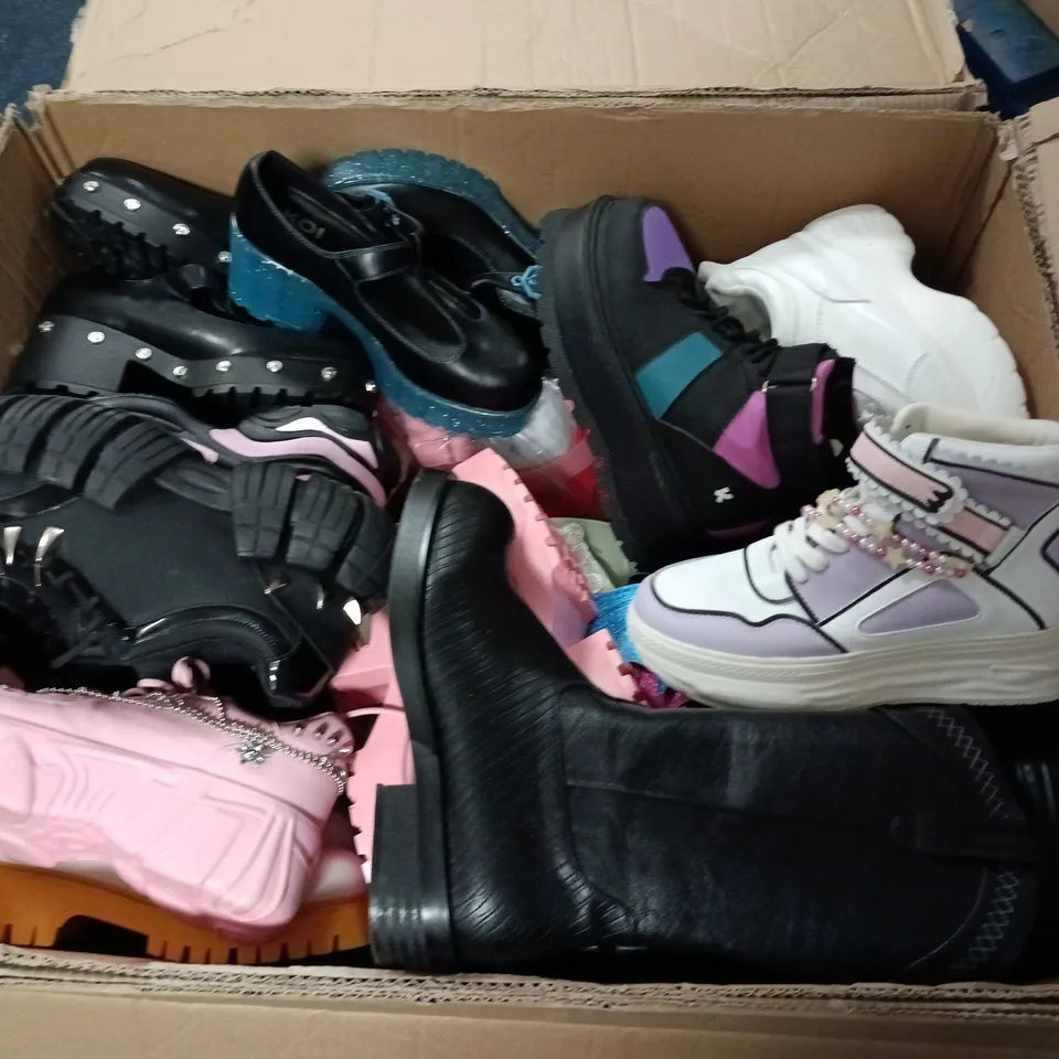 LOT OF APPROXIMATELY 15 ASSORTED PAIRS OF SHOES AND BOOTS IN VARIOUS SIZES