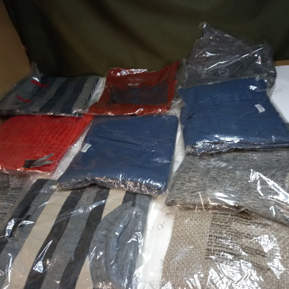 LOT OF APPROX 10 ASSORTED CLOTHING ITEMS IN VARIOUS SIZES