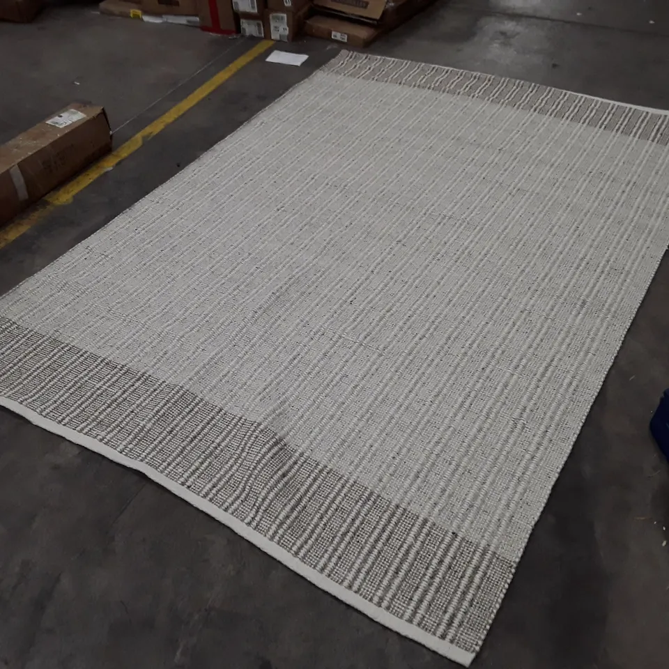 QUALITY DESIGNER AREA RUG APPROXIMATELY 200×290CM