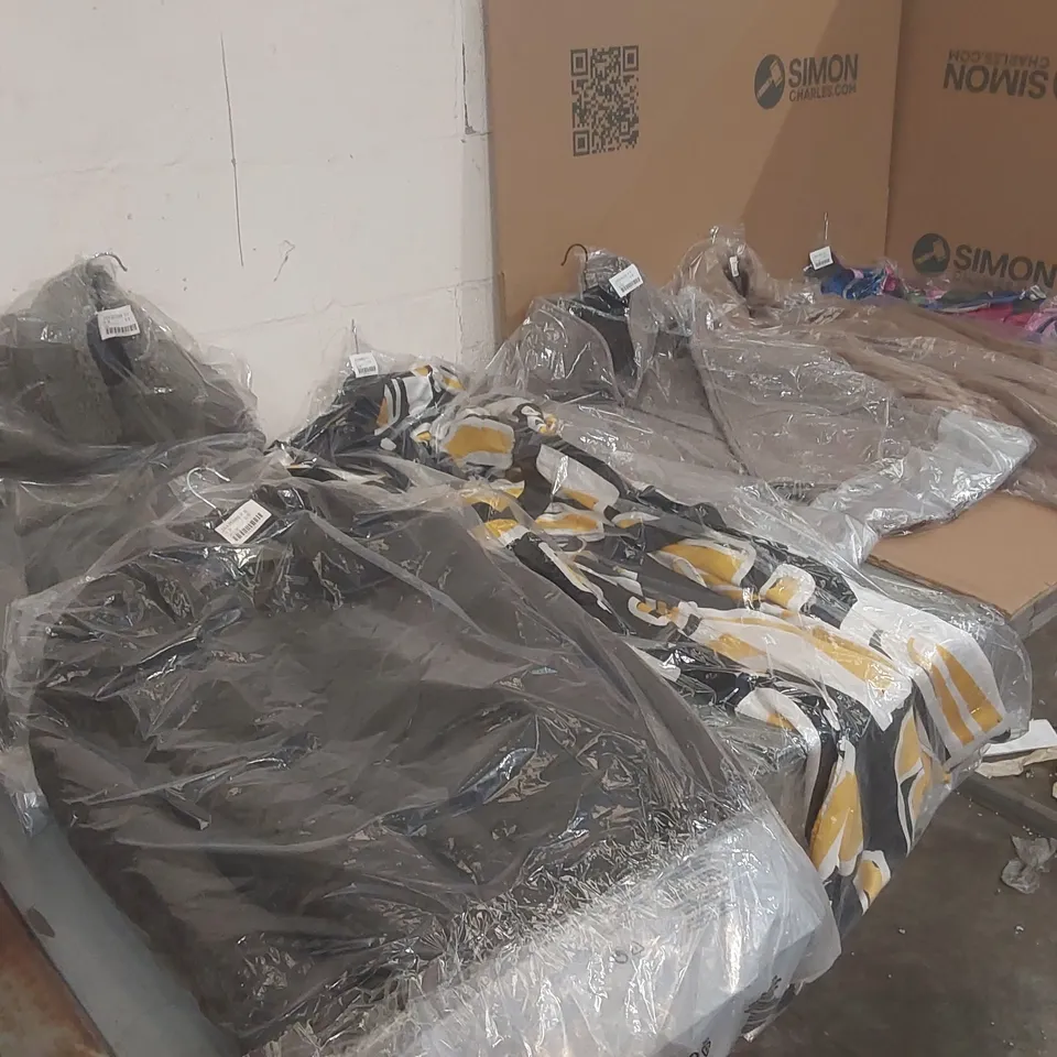 PALLET CONTAINING APPROXIMATELY 50x BRAND NEW ASSORTED DESIGNER CLOTHING ITEMS