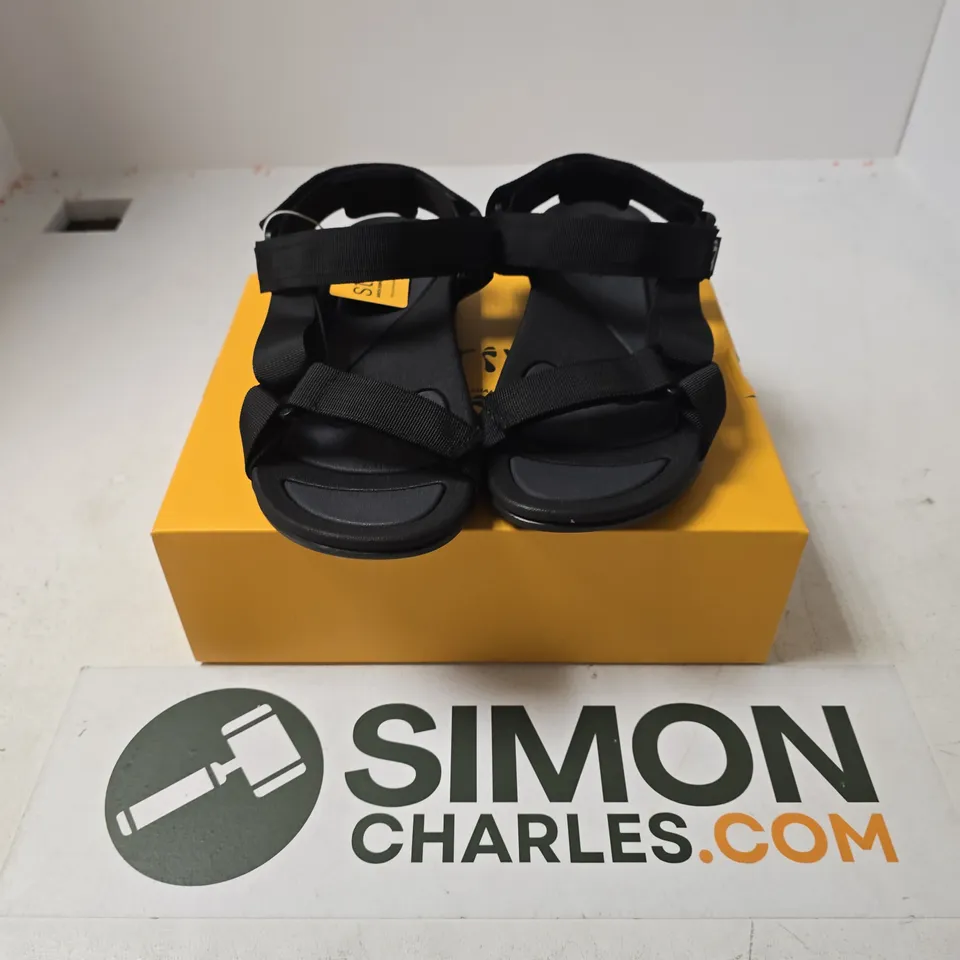 BOXED PAIR OF STRIVE DRIFT BLACK II SANDALS - UK 6