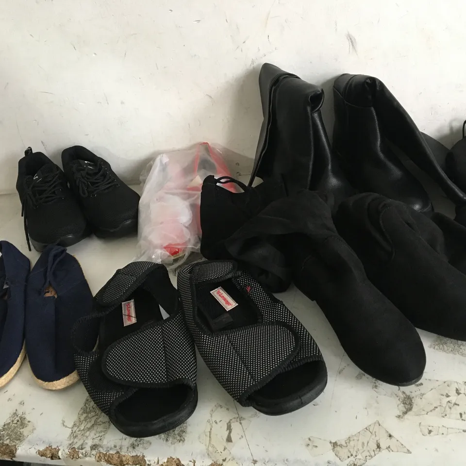 6 ASSORTED PAIRS OF FOOTWEAR TO INCLUDE: LESVAGO, SPORTO ETC