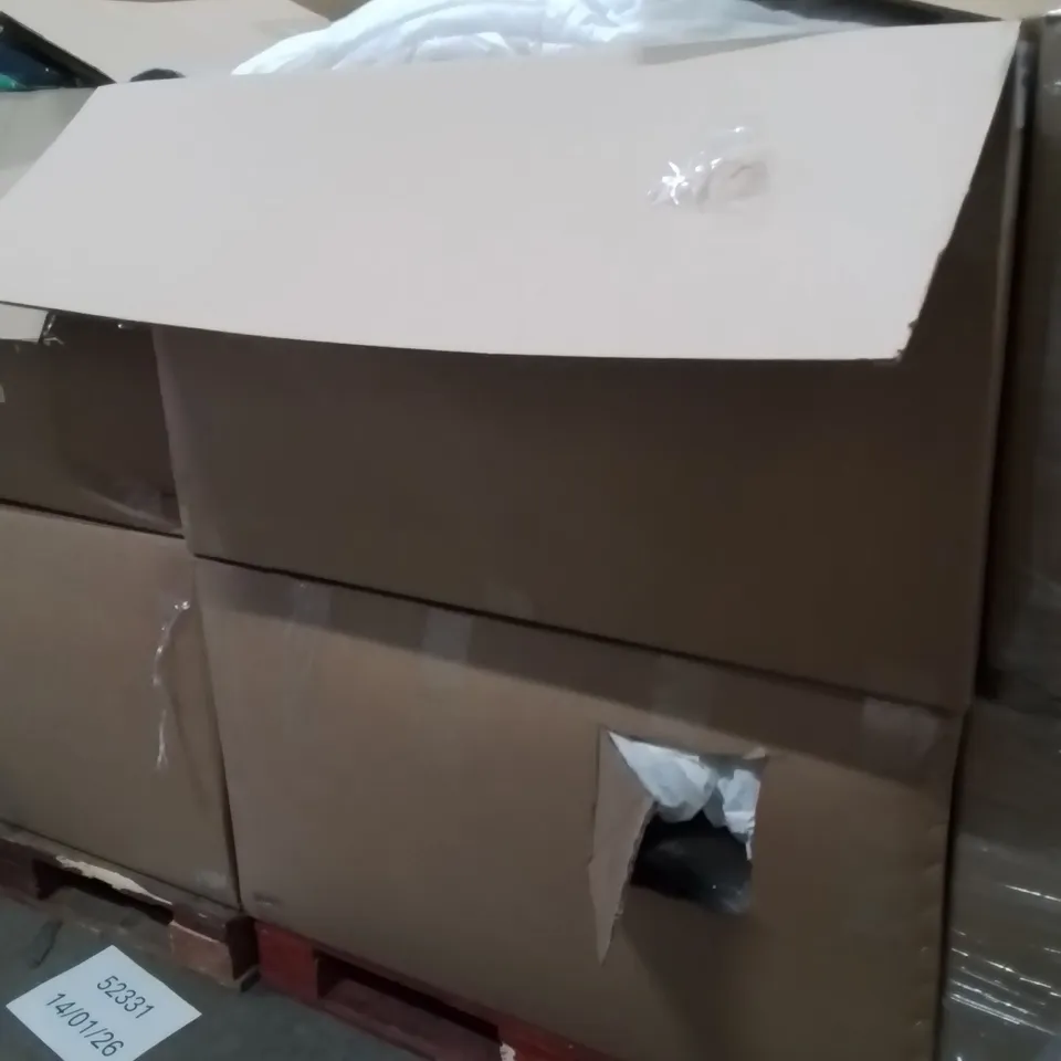 PALLET CONTAINING A LARGE QUANTITY OF BEDDING PRODUCTS TO INCLUDE:DUVETS,PILLOWS 