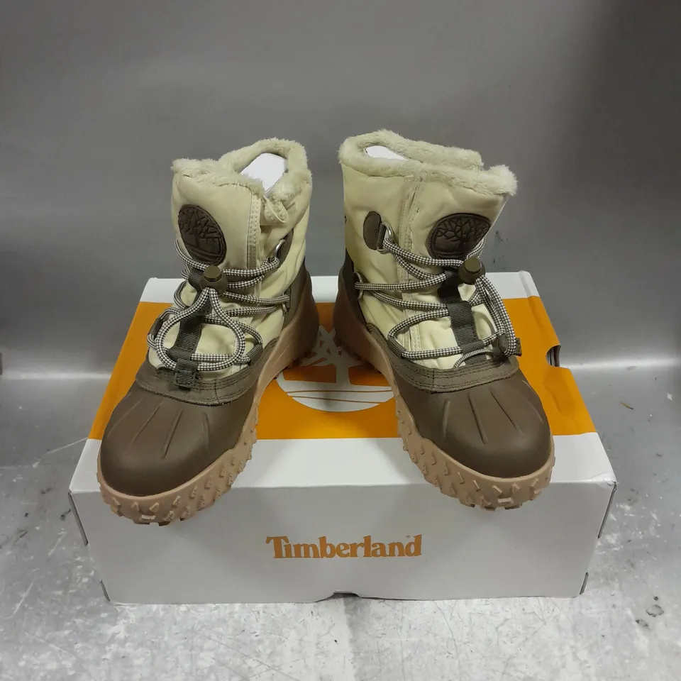 BOXED PAIR OF TIMBERLAND WOMENS MID WARM WATERPROOF SNOW BOOTS SIZE 3.5