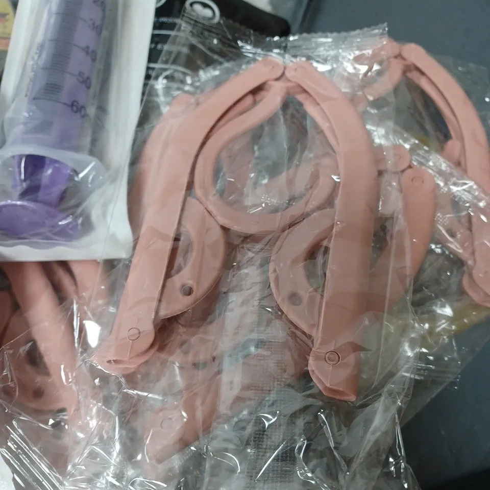 LOT CONTAINING VARIOUS HOUSEHOLD ITEMS TO INCLUDE; PLASTIC SYRINGES, TRAVEL HANGERS, TABLET CASE ETC. 