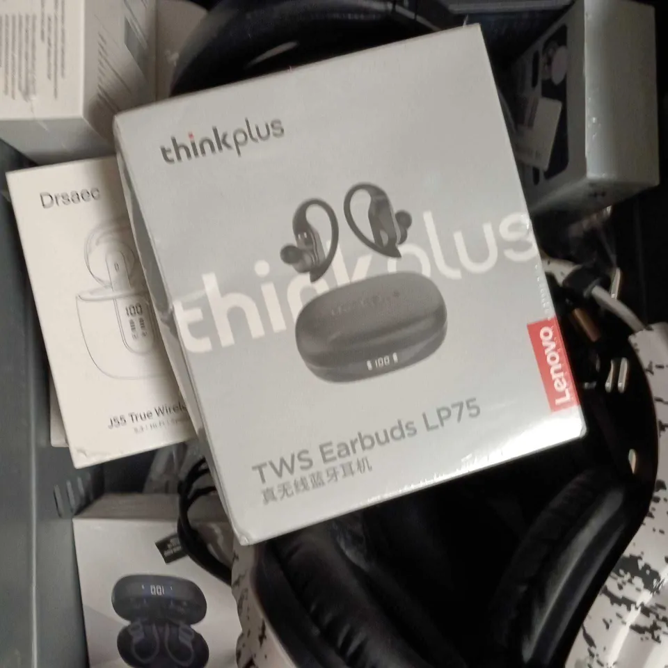 APPROXIMATELY 10 ASSORTED HEADPHONES & AUDIO ACCESSORIES 