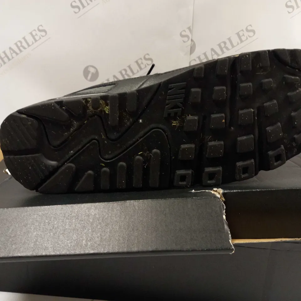 BOXED PAIR OF NIKE 554724 AIR JORDAN 1 MID TRAINERS UK SIZE 10 