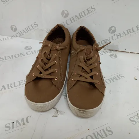 PAIR OF CHESNUT SKETCHERS SLIP ONS SIZE 8