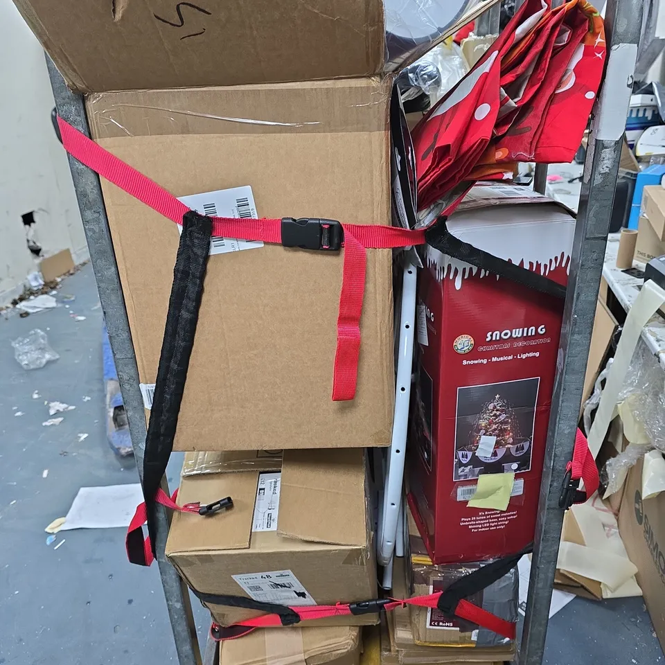 CAGE OF APPROXIMATELY 14 ASSORTED ITEMS TO INCLUDE: BEIGE THROW AND CIRCULAR CUSHION 