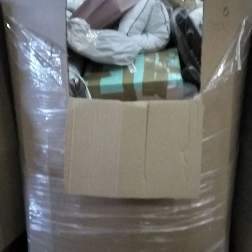 PALLET OF ASSORTED HOUSEHOLD GOODS TO INCLUDE PREGNANCY PILLOW, KNEE PILLOW, AND SUPPORT SEAT PILLOW ETC.