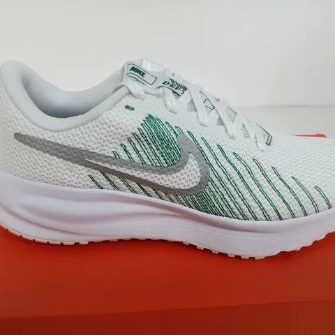 NIKE RUN DEFY SIZE 6.5