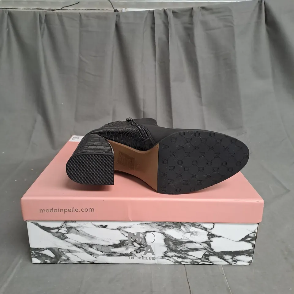 BOXED MODA BLACK HIGHTOP SHOES - SIZE 5