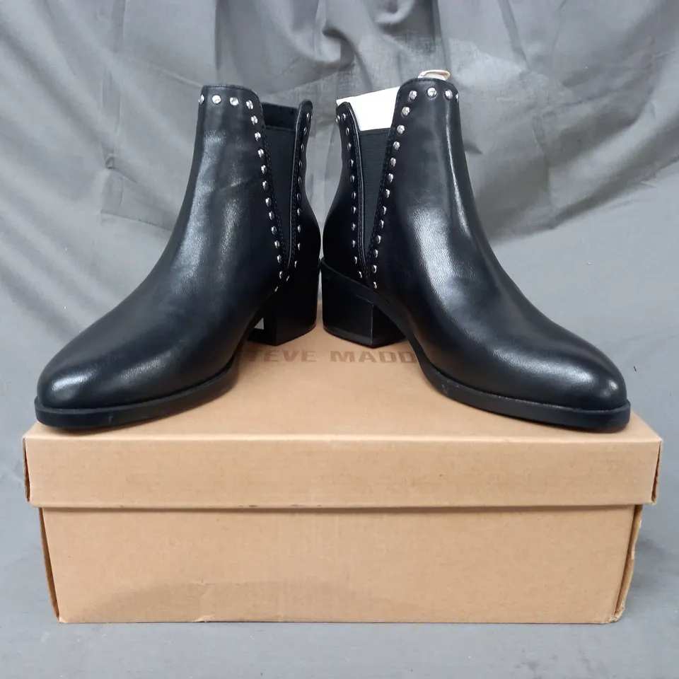 BOXED PAIR OF STEVE MADDEN CADE LEATHER ANKLE BOOTS IN BLACK EU SIZE 36