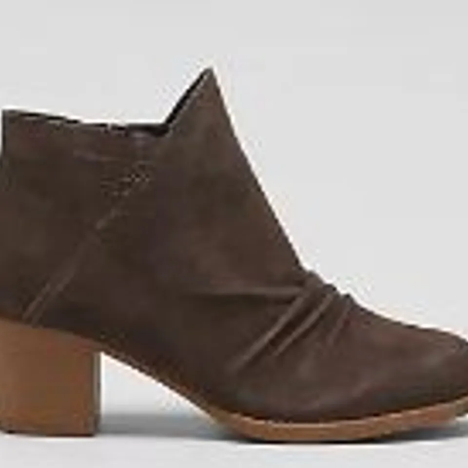 SKECHERS WATER RESISTANT CITY BOOT CHOCOLATE SIZE 8