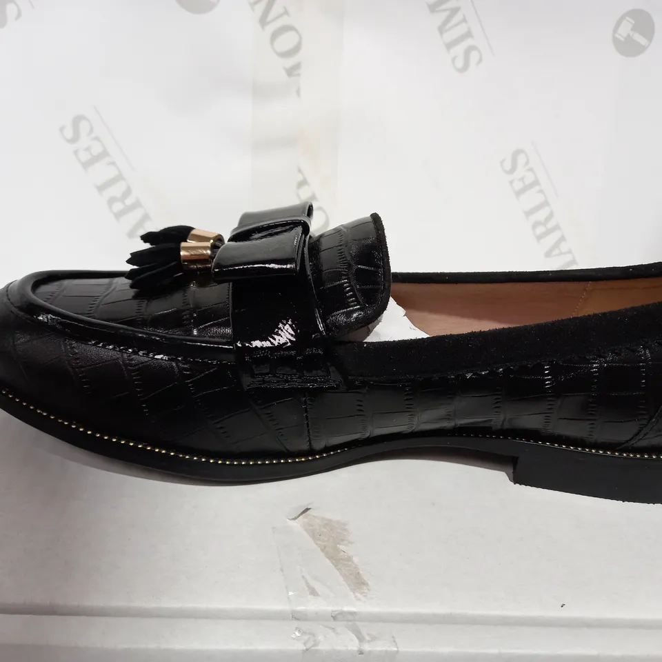 BOXED PAIR OF MODA BLACK LOAFERS  - SIZE 7