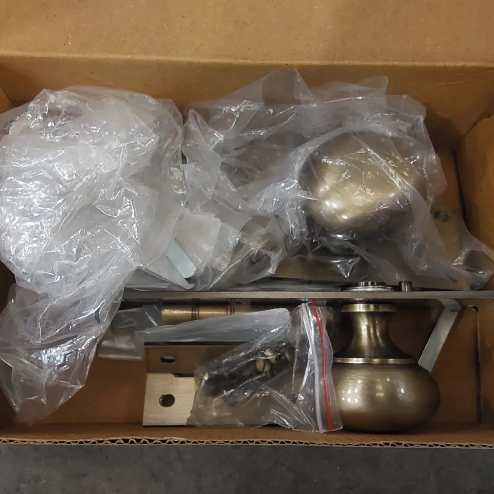 BOXED BALMORAL PRIVACY DOOR KNOB (1 BOX)