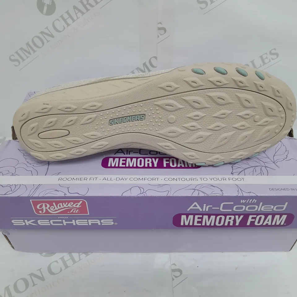 SKETCHERS RELAXED FIT NATURAL SIZE UK 6