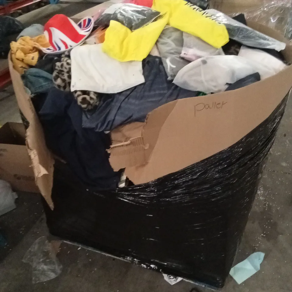 PALLET TO CONTAIN A VERY LARGE QUANTITY OF CLOTHING GOODS. BRANDS, SIZES AND CONDITIONS VARY