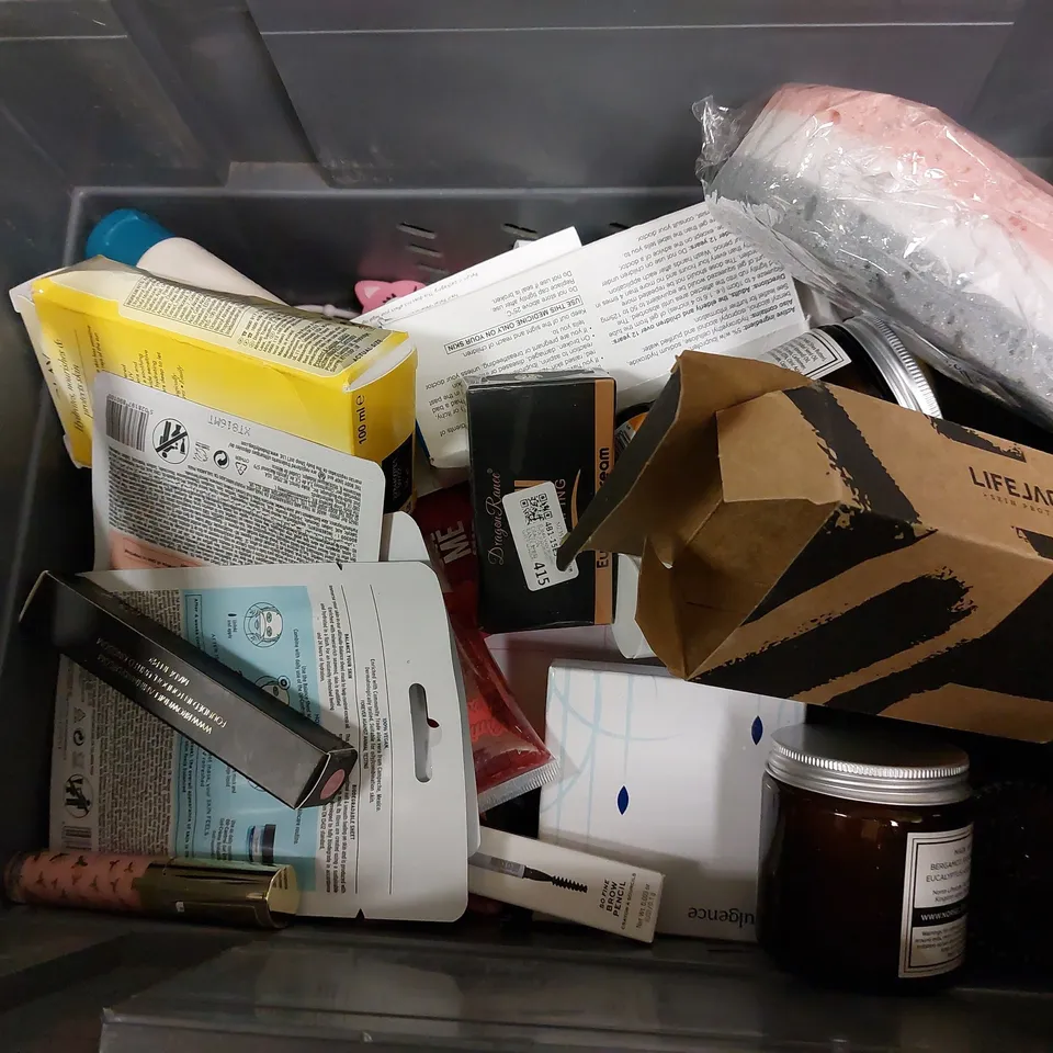 BOX OF APPROX 20 COSMETIC ITEMS TO INCLUDE LIFEJACKET MOISTURISER, SEA KELP SHOWER CREAM AND FACE MASKS