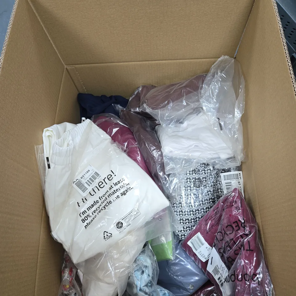 BOX OF APPROXIMATELY 25 ASSORTED CLOTHING ITEMS OF VARIOUS STYLES AND SIZES TO INCLUDE BROWN TOP, TROUSERS, BLACK/WHITE SHIRT ETC