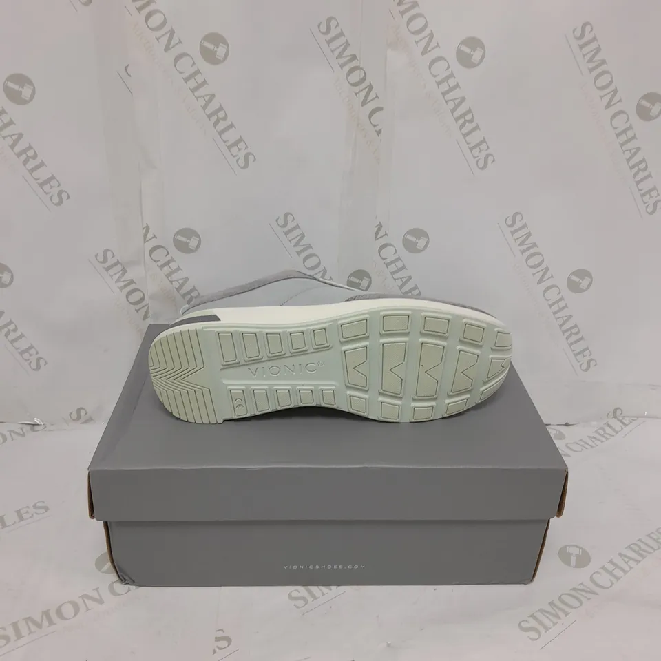 BOXED VIONIC TRAINERS IN GREY SIZE 5,5