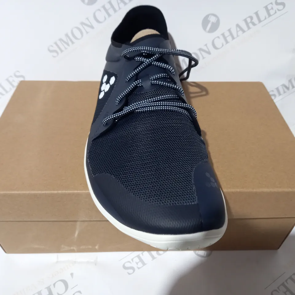 BOXED PAIR OF VIVO BAREFOOT PRIMUS LITE III M SHOES IN NAVY EU SIZE 44