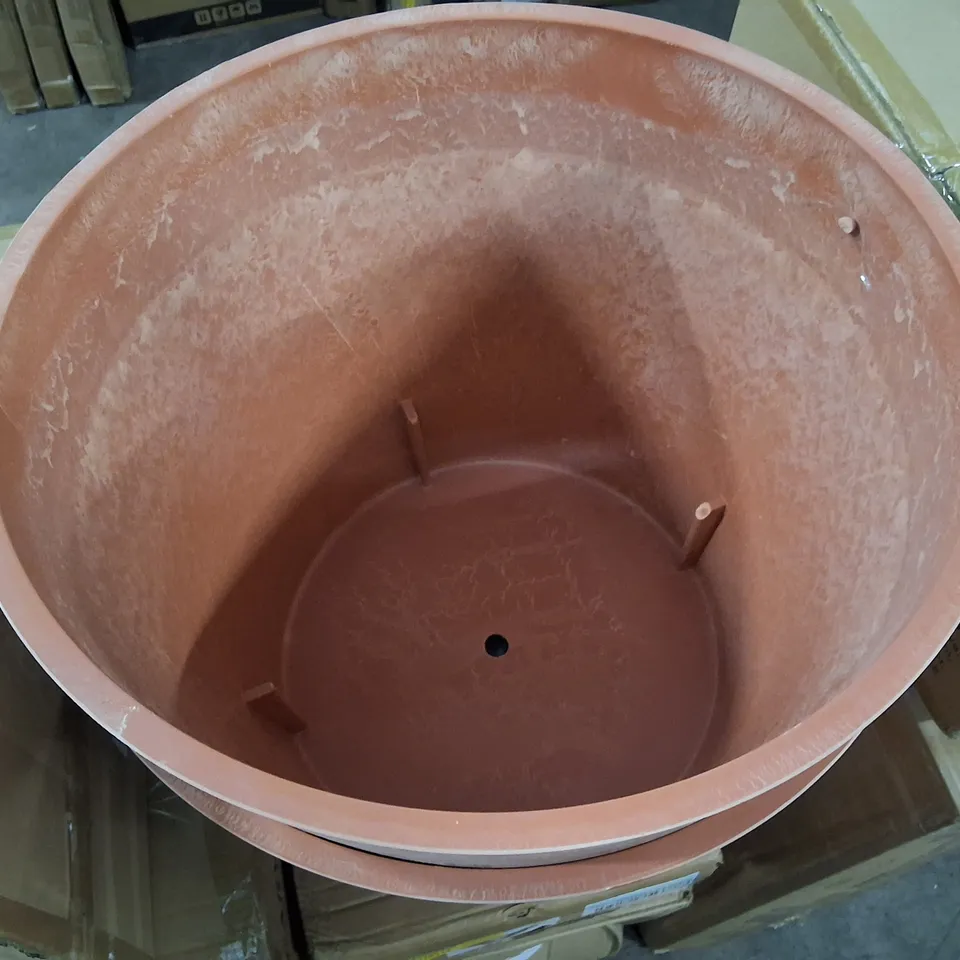 SET OF 2 ORANGE PLASTIC PLANT POTS