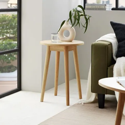 BOXED DUSK HEIDI SOLID OAK ROUND SIDE TABLE - LIGHT WOOD (1 BOX)