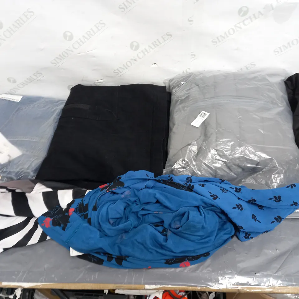 LARGE QAUNTIITY OF ASSORTED CLOTHING ITEMS TO INCLUDE DRESSES, JEANS, SHIRTS, ETC