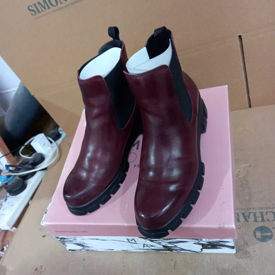 MODA STYLE CHELSEA BOOTS IN BURGUNDY SIZE 6
