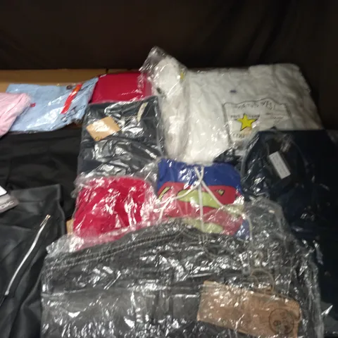 LARGE QUANTITY OF ASSORTED CLOTHING ITEMS