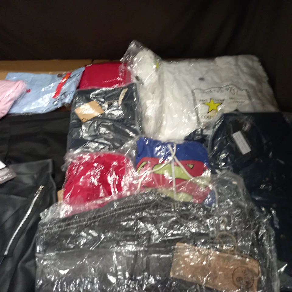 LARGE QUANTITY OF ASSORTED CLOTHING ITEMS 