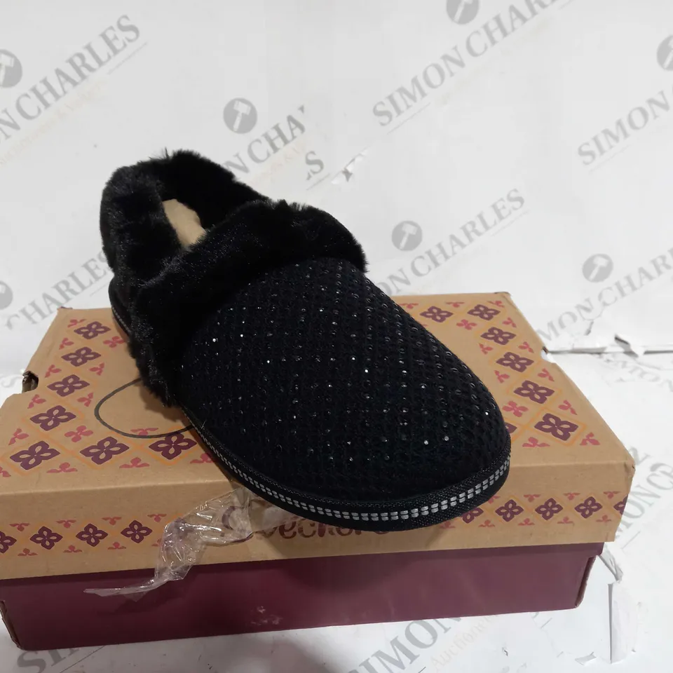 SKECHERS COZY SLIPPER BLACK - SIZE 6.5
