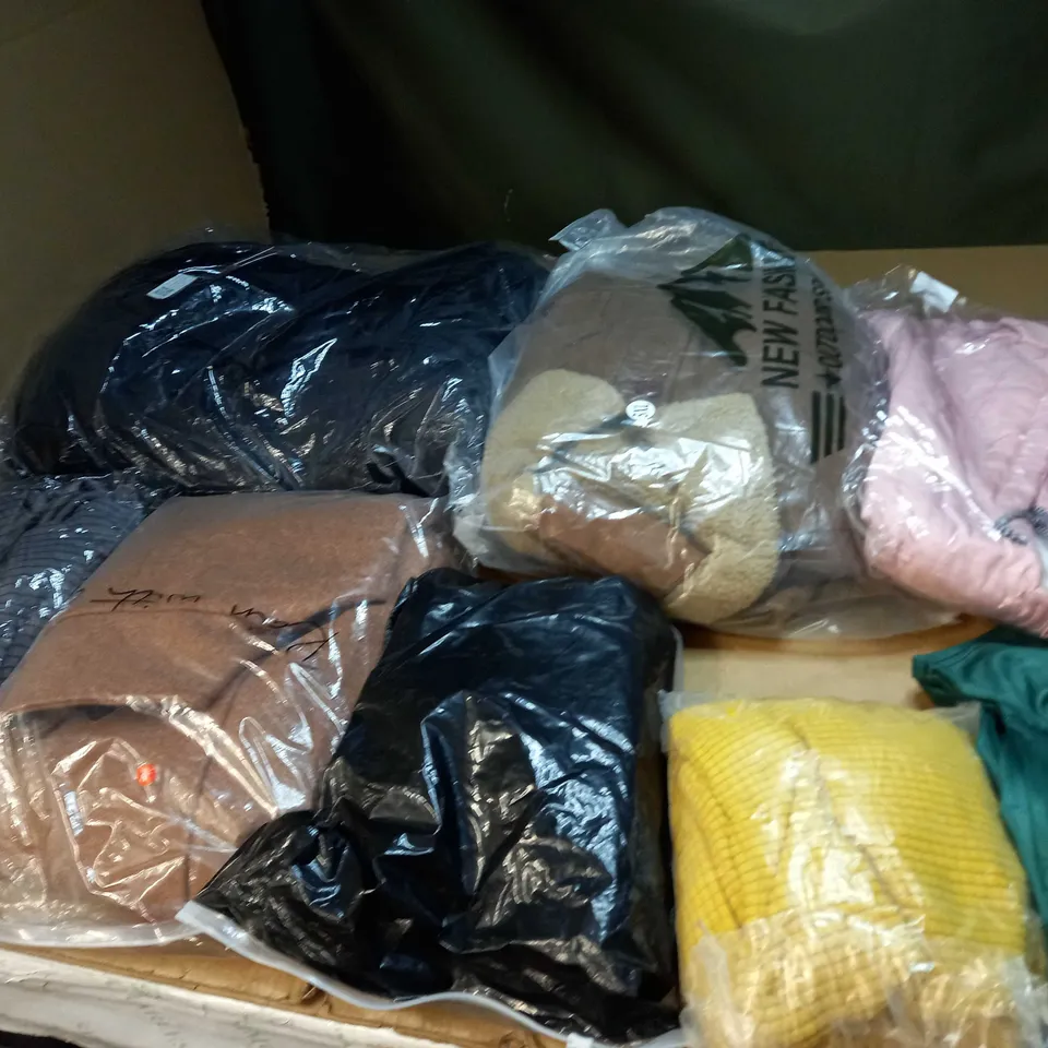 LOT OF APPROX 20 ASSORTED CLOTHING ITEMS TO INCLUDE JUMPERS, DRESSES AND T-SHIRTS