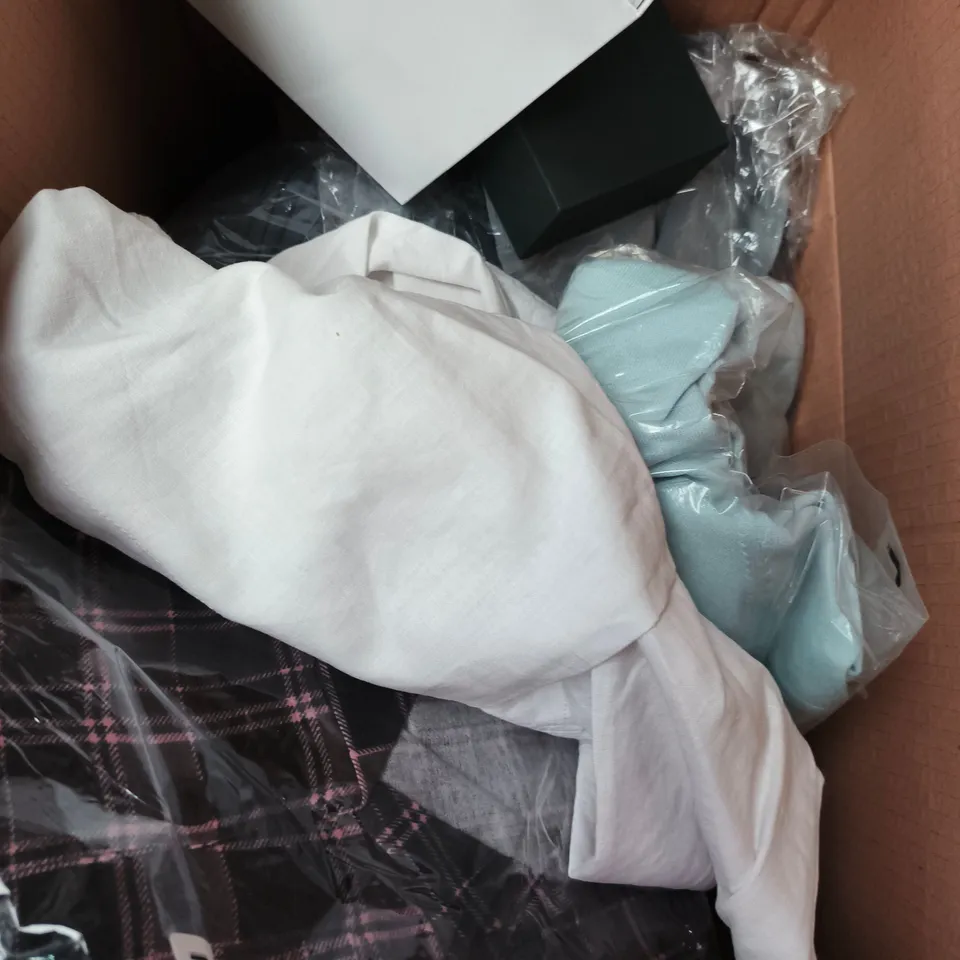 APPROXIMATELY 20 ASSORTED HOUSEHOLD PRODUCTS TO INCLUDE CLOTHING, SCENTED CANDLE, PURSE ETC 