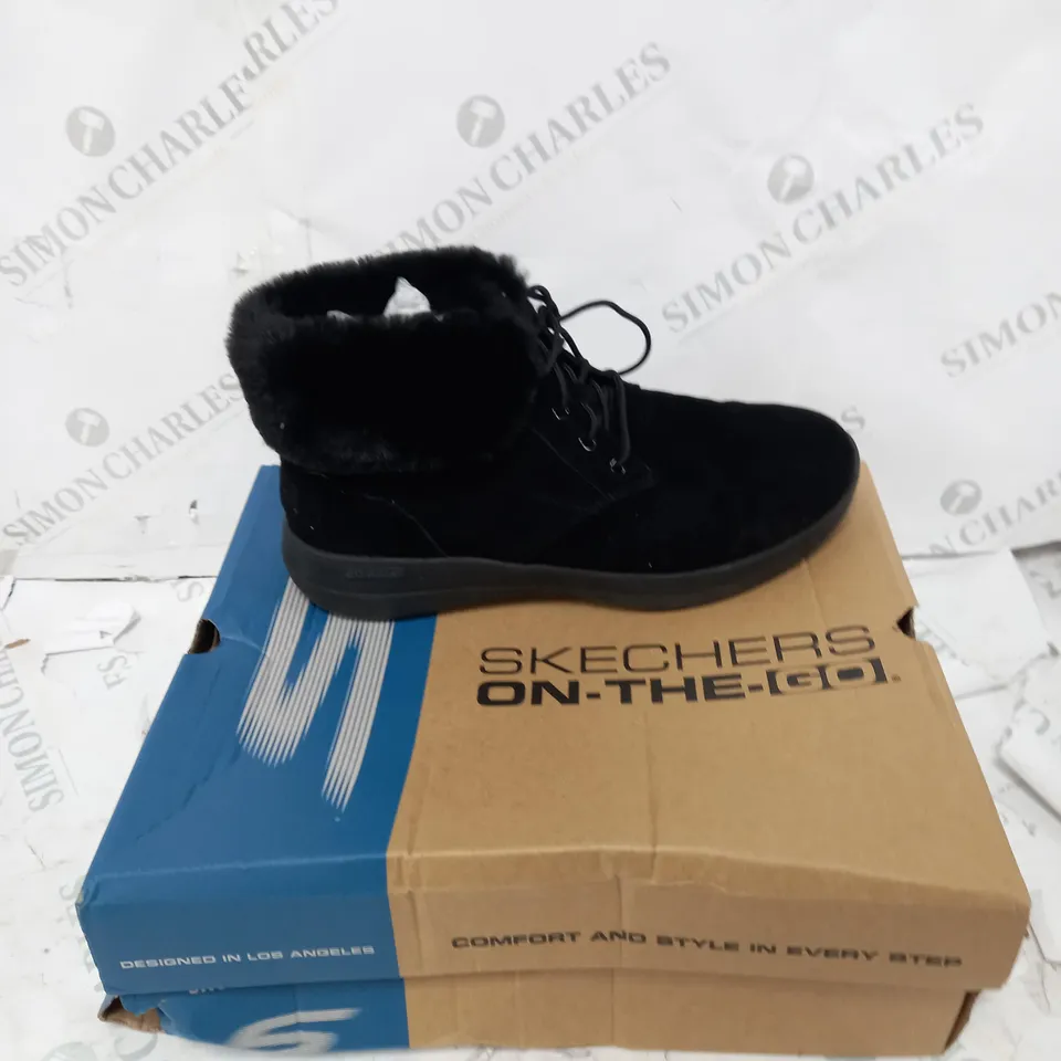 BOXED PAIR OF SKECHERS GO WALK SHOES IN BLACK SIZE 6.5