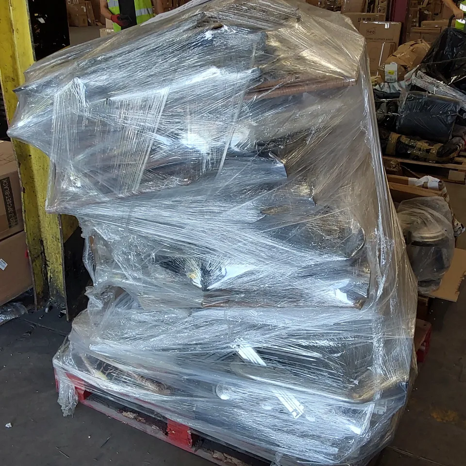PALLET OF ASSORTED GARDEN FURNITURE PARTS 