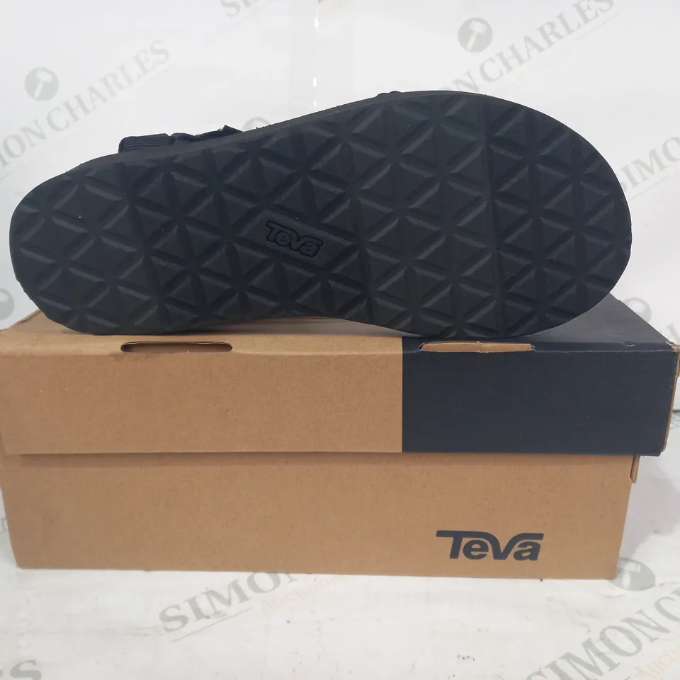 BOXED PAIR OF TEVA MIDFORM UNIVERSAL SANDALS IN BLACK UK SIZE 7