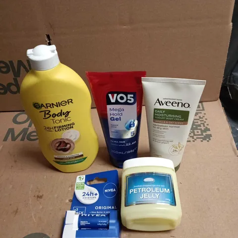 TOTE OF APPROXIMATELY 15 ASSORTED COSMETIC ITEMS TO INCLUDE GARNIER, VO5, AVEENO, NIVEA ETC