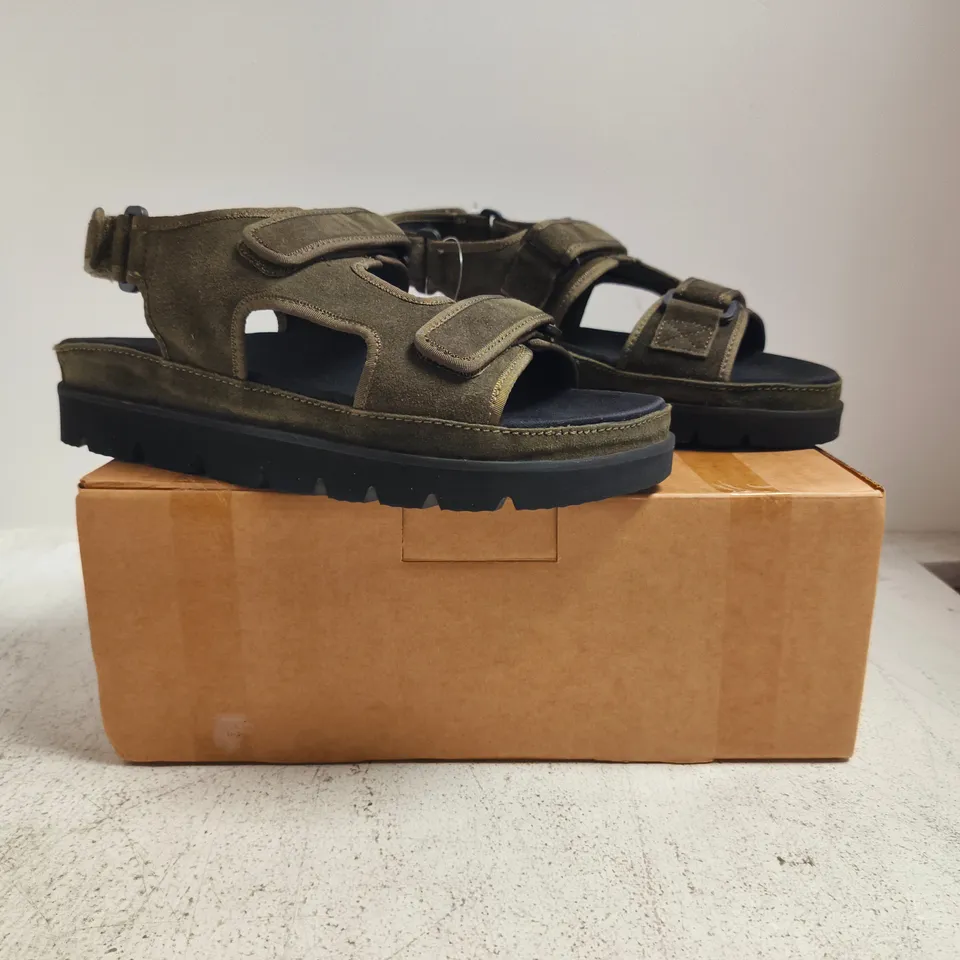 BOXED PAIR OF SIMPLY BE SANDALS IN KHAKI SIZE UK 7