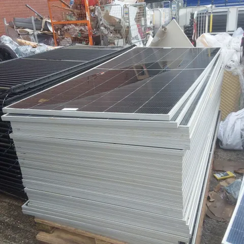 PALLET CONTAINING A LARGE QUANTITY OF SOLAR PANELS