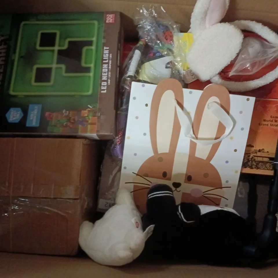 APPROXIMATELY 20 ASSORTED TOYS, GAMES, GIFTS AND NOVELTIES TO INCLUDE MINECRAFT LED NEON LIGHT, ELMER GIFT SET, FOXMIND DONT ROCK THE CROC, ETC - COLLECTION ONLY