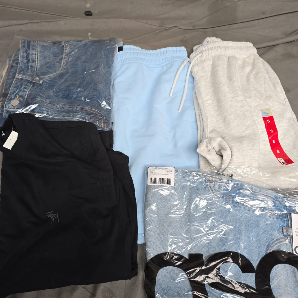APPROXIMATELY 45 ASSORTED CLOTHING ITEMS IN VARIOUS SIZES, STYLES & COLOURS TO INCLUDE JOGGERS, JEANS, T-SHIRT, ETC - COLLECTION ONLY