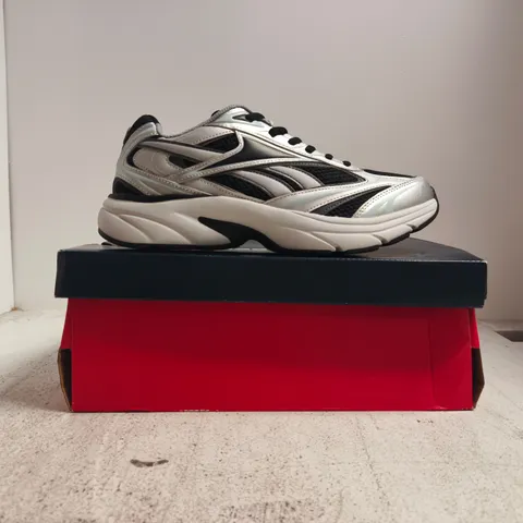 BOXED PAIR OF REEBOK BELWAVE TRAINERS IN SILVER/BLACK SIZE UK 9